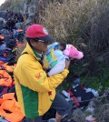 協助抵達希臘萊斯博斯島難民的後續旅程